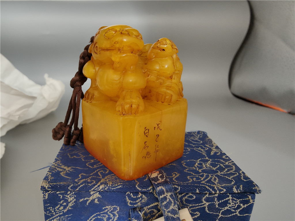 田黄狮钮方印